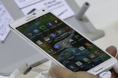 Un usuario sostiene un smartphone Samsung