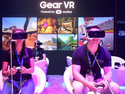 Dos jugadores con las gafas de Oculus.