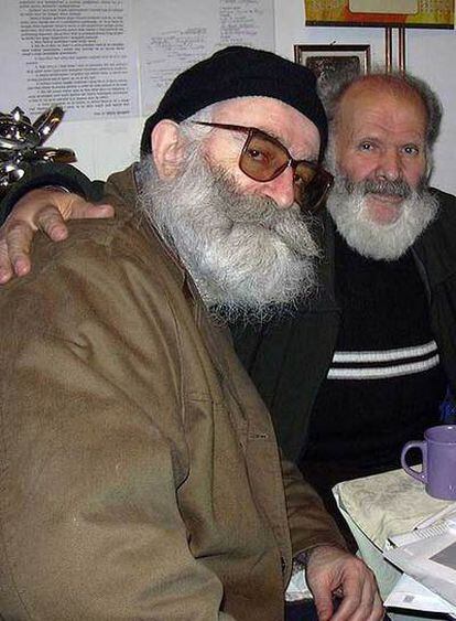 Imagen de Karadzic (izquierda) cuando se hacía pasar por  Dragan Babic.