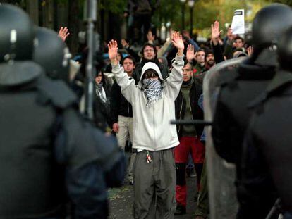 Duro enfretamiento entre grupos antifascistas y antidisturbios