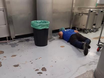 Un trabajador de la empresa encargada de eliminar las ratas en la cocina del hospital Gregorio Marañón, en una imagen facilitada por un auxiliar de cocina.