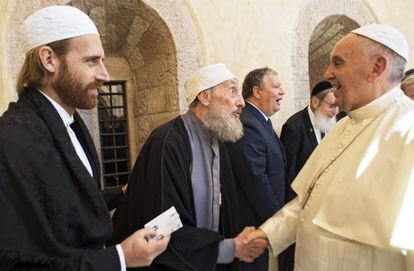 El papa Francisco, mientras saluda a los participantes en en la Jornada Mundial de Oraci&oacute;n por la Paz en la Bas&iacute;lica de San Francisco de As&iacute;s (Italia).