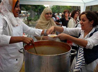 Unas mujeres repartiendo sopa, ayer por la tarde en el Raval.