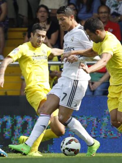 Cristiano protege el balón entre Cani y Mario.