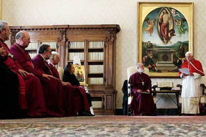 El Papa pronuncia un discurso ante el arzobispo de Canterbury, Roman Williams, y varios obispos, en 2006.