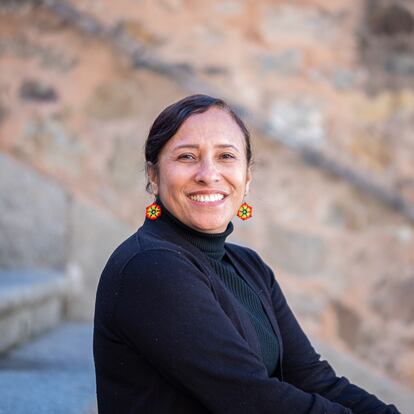 Luz Estella Romero Villalba, galardona por el Premio Nacional de Derechos Humanos de Colombia, que otorga la Iglesia sueca, posa en centro histórico de la ciudad española de Cáceres.
