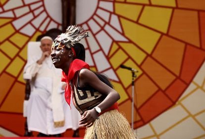 Una bailarina actúa frente al papa Francisco durante la reunión con jóvenes y catequistas, celebrada en el Estadio de los Mártires de Kinsasa, este jueves 2 de enero.