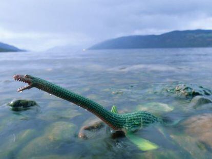 Un juguete de 'Nessie' en el lago Ness, en Escocia.