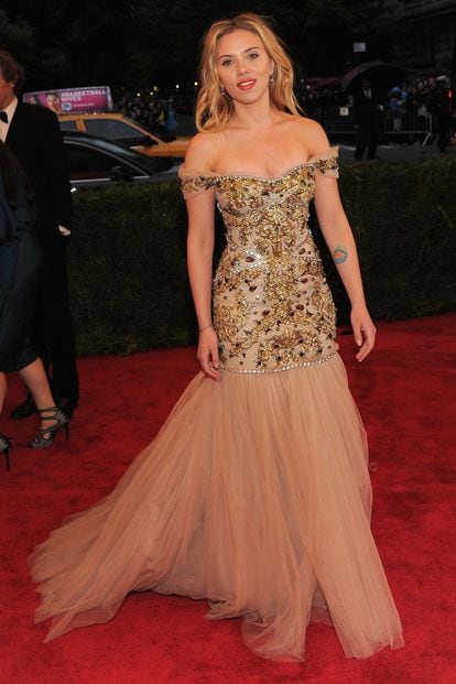Cómo no, Scarlett Johansson lleva un vestido de Dolce & Gabbana en tonos nude.