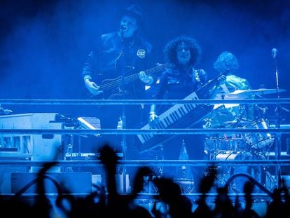 Arcade Fire en plena actuación en el Sant Jordi de Barcelona.