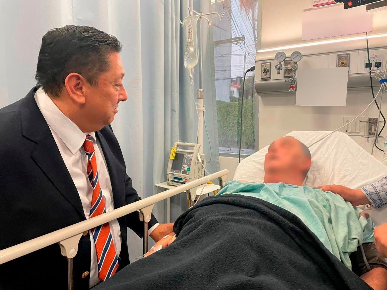 El Fiscal de Justicia de Morelos, Uriel Carmona Gándara visita al obispo de Guerrero, Salvador Rangel, en el hospital, este 29 de abril. 