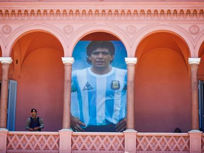 Una imagen de Diego Maradona cubre el 26 de noviembre parte del balcón de la Casa Rosada, sede del Gobierno argentino en Buenos Aires.