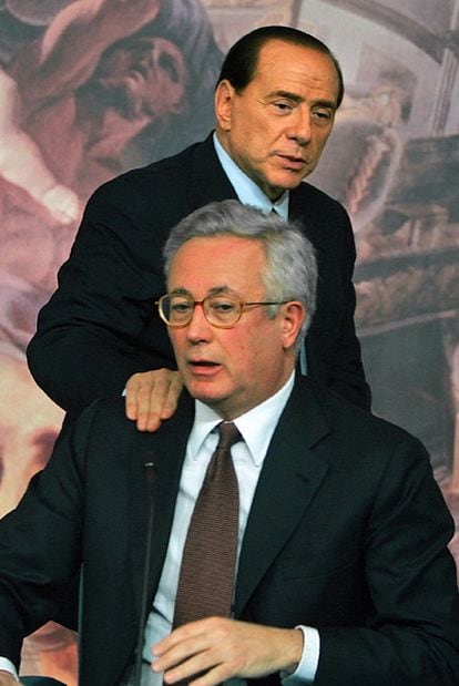 El ministro de Economía italiano, Giulio Tremonti, y detrás el primer ministro, Silvio Berlusconi.