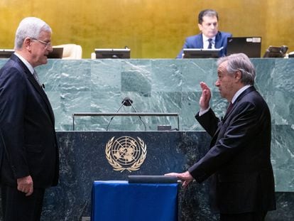 António Guterres presta juramento como secretario general de la ONU en su segundo mandato, este viernes en la sede de la organización en Nueva York.