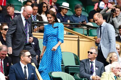Para el partido, la duquesa de Cambridge eligió un vestido azul de lunares de Alessandra Rich, que ya ha llevado en otras ocasiones, y unos pendientes de perlas. La anécdota más llamativa tuvo lugar cuando las cámaras del torneo cazaron a Kate lanzando un beso al aire a sus padres, Carole y Michael Middleton, sentados en el mismo palco.