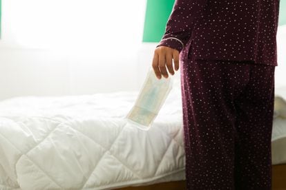 Imagen de archivo de una mujer sosteniendo una toalla sanitaria.