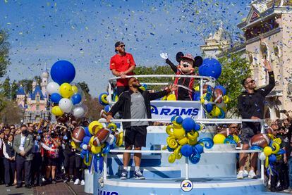 Cooper Kupp (i, arriba), Aaron Donald (centro abajo) y Matthew Stafford (derecha abajo) celebran el título en Disney.