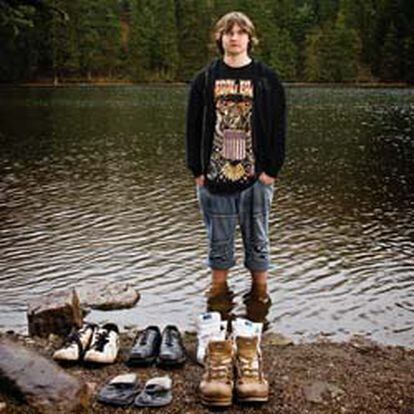 Aunque posa descalzo en las aguas del lago alemán de Mulmenssy, Ronny tiene tres pares de zapatillas: "Unas son para practicar deporte y otras para mis trabajos de jardinería. Las blancas sólo me las pongo para 'ir de bonito".