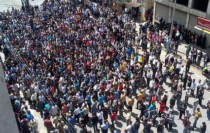 Imagen de una manifestación antigubernamental tomada con un teléfono móvil en la ciudad costera de Banias.