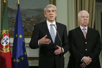 El aún primer ministro de Portugal, José Sócrates (izquierda) y su ministro de Finanzas, Teixeira dos Santos, en una rueda de prensa tras lograr el acuerdo económico con la UE y el FMI.