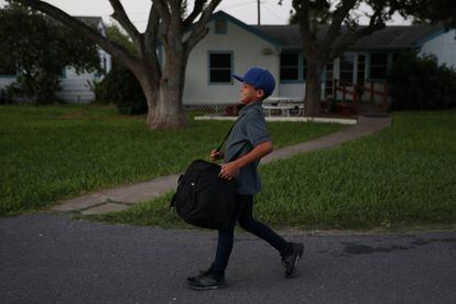 Abisai Montes Marroquín, de 11 años, llega al refugio La Posada Providencia, en Texas (EE UU), el 14 de julio de 2018, horas después de haber visto a ver a su madre, de la que se separó tras ser detenida a principios de junio en Texas por la política de tolerancia cero de la administración Trump.