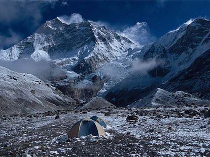 Un equipo de <i>Al filo de los imposible</i>, en el campo base del Makalu, en el Himalaya nepalí.