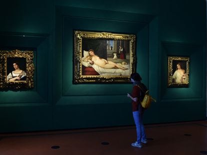 Un visitante en mayo de 2021 frente a 'La Venus de Urbino', de Tiziano, en la galería de los Uffizi de Florencia.