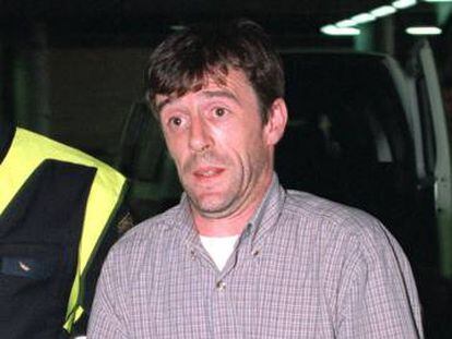 Jagoba Codó Callejo, en abril de 2001 en el aeropuerto de Barajas tras ser entregado a España por las autoridades mexicanas.