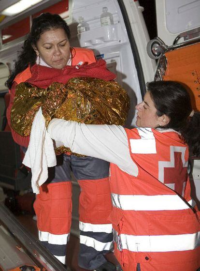Miembros de Cruz Roja trasladan a Hapinness a una ambulancia.