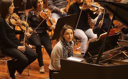 La pianista donostiarra Judith Jáuregui durante un ensayo con la Orquesta Sinfónica de Euskadi.