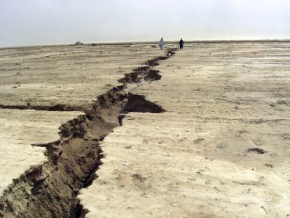 Los procesos de subsidencia pueden provocar grietas kilométricas en la superficie terrestre como esta en Killa Abdullah, Pakistán.