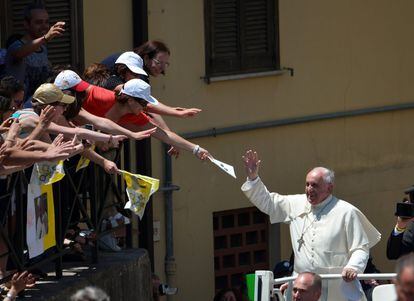 Francisco saluda a la gente desde el papamóvil en junio de 2014 a su llegada a Cassano allo Ionio, en Calabria (sur de Italia).