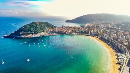 Vista aérea de la playa de La Concha, en San Sebastián, considerada una de las mejores del mundo por los usuarios de TripAdvisor.
