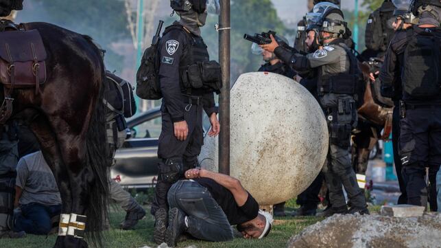 FILED - 11 May 2021, Israel, Lod: Israeli security officers arrest a man during renewed riots in the city of Lod, following the funeral of a 25-year-old Israeli-Arab man who was shot and killed during riots the previous night. Photo: Oren Ziv/dpa
11/05/2021 ONLY FOR USE IN SPAIN