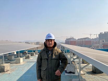 Dong Yongshun, jefe del proyecto de energía fotovoltaica de State Cloud, una compañía china, sobre la azotea de un hospital en el que acaban de instalar paneles solares que pronto serán conectados a la red, en el distrito de Zhangqiu de la ciudad de Jinan (provincia de Shandong).