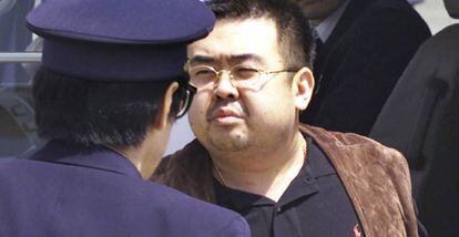 Kim Jong-nam, escoltado por la polic&iacute;a japonesa en el aeropuerto de Narita, en mayo de 2001.