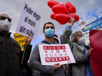 Miembros de la asociación Derecho a Morir Dignamente se concentran este jueves en la Puerta del Sol para celebrar la aprobación de la ley de eutanasia.