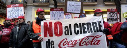 Trabajadores de Coca Cola durante una manifestaci&oacute;n en protesta contra los despidos.