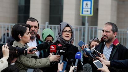 Hatice Cengiz, prometida del periodista saudí Jamal Khashoggi, asesinado en Turquía en 2018, habla a los medios tras la decisión del tribunal que juzgaba el caso de transferirlo a Arabia Saudí, este jueves en Estambul.