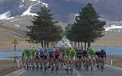 El pelotón durante la prueba Tirreno-Adriatico.