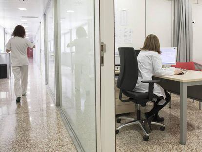 Una doctora en una consulta de les urgències de l'Hospital de Bellvitge de Barcelona.