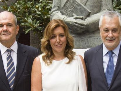 La presidenta de la Junta, Susana D&iacute;az, con Manuel Chaves a la izquierda y Jos&eacute; Antonio Gri&ntilde;&aacute;n (a la derecha). 