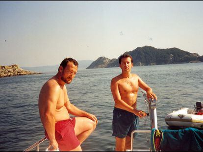 El dirigente popular, Alberto Núñez Feijóo, con el contrabandista Marcial Dorado, en el verano de 1995 en el barco de Dorado en la ría de Vigo.