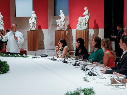 El chef José Andrés se dirige a los acompañantes de los jefes de Estado y de Gobierno que participan en la cumbre de la OTAN, durante la cena ofrecida por el presidente del Gobierno español este miércoles en el Museo del Prado.