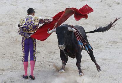 José María Manzanares, con la muleta en su faena en Nimes.