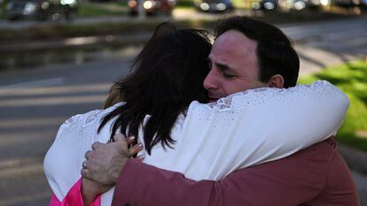 Dos feligreses se abrazan tras el tiroteo en la iglesia evangélica Lakewood Church el domingo en Houston, Texas.