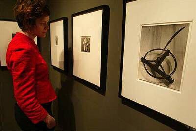 Una visitante contempla las obras de la exposición <i>Man Ray. Luces y sueños</i><b> ay</b>er en Gerona.