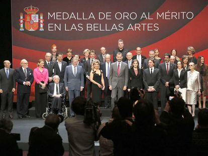 Los Reyes, junto a los premiados con las Medallas de Oro a las Bellas Artes.