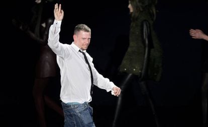 El diseñador británico Alexander McQueen, durante uno de sus desfiles en París en 2007.   