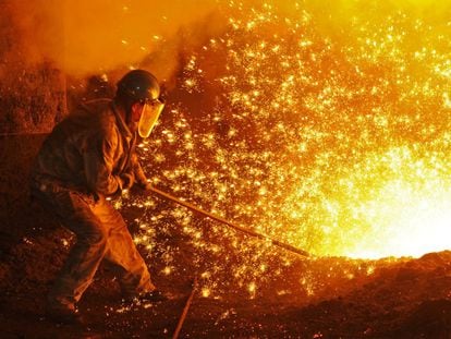 Un empleado trabaja con hierro fundido en una acería de Dongbei Special Steel, en Dalian (China).